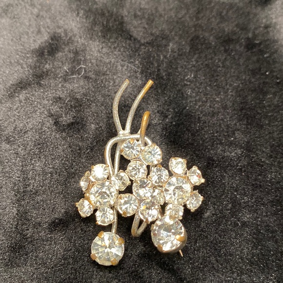 Jewelry - Vintage rhinestone brooch